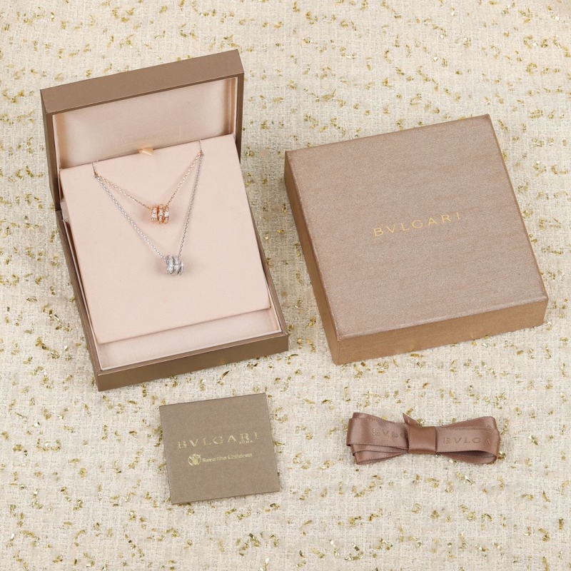Bo*te*ga venenta necklaces